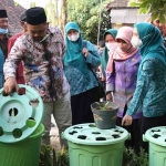 Bupati Gresik Fandi Akhmad Yani melihat pengolahan  sampah organik  dimanfaatkan untuk kompos untuk sayur-sayuran. foto: SYUHUD/BANGSAONLINE.com