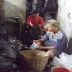 Bripka Polisi Seladi memimilah-milah sampah bersama Dimas anaknya.