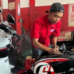 Mekanik salah satu bengkel yang bekerja sama dengan Pertamina Patra Niaga saat memeriksa motor yang mengalami kendala.