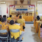 Ketua DPD Golkar Gresik Ahmad Nurhamim, didampingi Sekretaris Atek Riduan, dan Bendahara Erry Sucahyo saat memimpin pleno diperluas. foto: SYUHUD/ BANGSAONLINE
