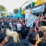 Plt Bupati Gresik, Asluchul Alif, didampingi Sekda Achmad Washil Miftahul Rachman dan pejabat Forkopimda saat memberangkatkan peserta Culture and Tradition Eid Adha 2025. (Ist)