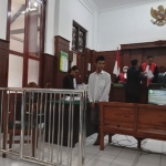 Terdakwa (baju putih) saat di ruang Sidang PN Surabaya