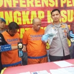 Dua anggota BIN gadungan dan barang bukti yang diamankan.