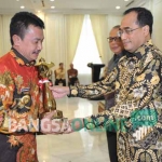 Bupati Jombang, Nyono Suharli Wihandoko saat menerima penghargaan WTN dari Menteri Perhubungan Budi Karya Sumadi di Istana Wapres, Selasa (30/1). foto: ROMZA/ BANGSAONLINE