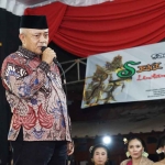 Bupati Malang, Sanusi, saat menghadiri pagelaran wayang kulit yang digelar masyarakat Desa Kasembon, Kecamatan Bululawang.