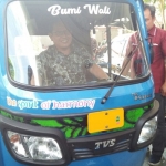 Wabup Tuban saat mencoba motor roda tiga hasil kerja sama TVS dan BUMD. 