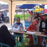 Petugas dari Dispendukcapil Jember saat melayani masyarakat.