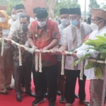 Wabup Nganjuk Marhaen Jumadi didampingi CEO Cita Indonesia Group Virnanda memotong pita peresmian Musala An-Nabaat. foto: BAMBANG/ BANGSAONLINE