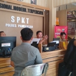 Khoirul Umam saat di SPKT Polres Pamekasan untuk melaporkan kejadian pencurian yang menimpanya.