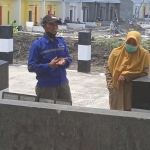 Sekretaris Dinas Perkim Lamongan, Siti Zulkhah, saat mengajak Tim dari Pemkot Payakumbuh, Sumatra Barat, melihat IPLT di Dapur Utara Kelurahan Sidokumpul.