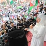 Gubernur Khofifah saat berbaur bersama masyarakat dalam aksi bela Palestina.