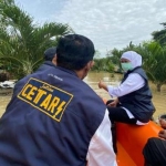 Gubernur Jawa Timur, Khofifah Indar Parawansa saat meninjau banjir di kawasan Patemon dan Jungcang-cang Pamekasan Madura, Sabtu (19/12/2020). foto: ist/ bangsaonline.com