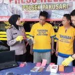 Kapolsek Pakusari AKP Yuliati menghadirkan kedua tersangka saat rilis di mapolsek setempat, Kamis (5/12).