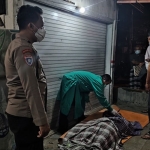 Petugas saat mengevakuasi pengemudi truk dari Bojonegoro yang meninggal di Ngawi.