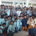 Para perwira polisi dari Mabes Polri dan Polda Jatim foto bersama dengan Dr. KH. Asep Saifuddin Chalim, MA dan para santri PP Amanatul Ummah Pacet Mojokerto Jawa Timur, Kamis (1/8/2019). foto: BANGSAONLINE.com
