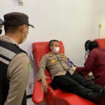 Kapolres Probolinggo AKBP Ferdy Irawan saat mengikuti donor plasma konvalesen.
