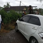 Honda Brio warna putih nopol P-1163-GI yang mencurigakan dan terparkir lama di pinggir jalan dekat area persawahan Dusun Curahpalung, Desa Kradenan, Kecamatan Purwoharjo. (foto: ist)
