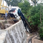 Bus Fabian Anugerah Trans yang mengalami kecelakaan di Desa Pagergunung, Kecamatan Kesamben, Kabupaten Blitar saat dievakuasi.