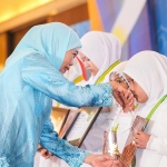 Gubernur Khofifah ketika menghadiri wisuda tahfidz Khadijah Surabaya.