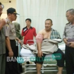 Iptu Suwono, Kepala Unit Sabhara Polsek Mojoagung masih menjalani perawatan di RSUD Jombang, Senin (2/1). foto: RONY S/ BANGSAONLINE