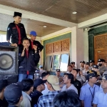 Aksi yang digelar Himaba atau Himpunan Mahasiswa Bangkalan di kantor pemerintah daerah setempat.