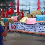 Aksi unjuk rasa yang digelar KRPK di perempatan Lovi Kota Blitar, Selasa (12/2/2019). foto: AKINA/ BANGSAONLINE