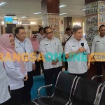 Dirjen Dukcapil Kemendagri, Teguh Setyabudi, saat  didampingi Wakil Bupati Gresik, Aminatun Habibah, saat berdialog dengan pengurus administrasi kependudukan di MPP. Foto: SYUHUD/BANGSAONLINE