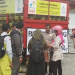  Pertamina Marketing Operation Region V Jatim Bali Nusa Tenggara menggelar operasi pasar murah LPG bersubsidi 3 Kilogram di Kabupaten Bojonegoro, Kamis (21/6).