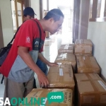Barang bukti berupa puluhan box buku TK yang diamankan di kantor Inspektorat Lumajang. foto: IMRON/ BANGSAONLINE