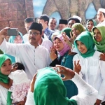 Ibu-ibu Muslimah minta foto bareng Gus Ipul.