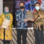 Bupati Pungkasiadi menerima penghargaan WTP keenam berturut-turut dari Kepala BPK Perwakilan Provinsi Jawa Timur, Joko Agus Setyono.
