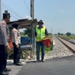 
Personel Sat Binmas Polres Kediri bersama relawan penjaga palang pintu kereta api. (Ist).