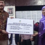 Bupati Ipong Muchlissoni menerima secara simbolis bantuan dari Menteri Sosial Khofifah Indar Parawansa,  saat Longsor Banaran April lalu. Foto:  DOK/BANGSAONLINE