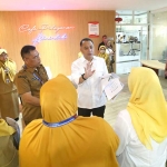Wali Kota Eri saat rapat koordinasi bersama Kepala Dispendukcapil Kota Surabaya, Eddy Christijanto, beserta jajarannya di Kantor Dispendukcapil, Mal Pelayanan Publik Siola Lantai 3, Senin (14/4/2025).