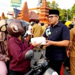 Pj Wali Kota Mojokerto, Moh. Ali Kuncoro, saat membagikan takjil untuk masyarakat.