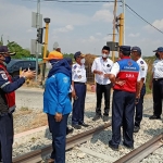 Dirjen Kemenhub RI bersama Dishub Provinsi Jatim dan Dishub Gresik saat survei lokasi pembangunan palang pintu perlintasan KA di Kecamatan Duduksampeyan. (foto: SYUHUD/ BANGSAONLINE)