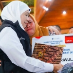 Gubernur Khofifah saat menyapa masyarakat ketika menyalurkan bantuan sosial di Sidoarjo.