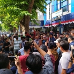 Ratusan masyarakat dari 4 kabupaten yang melakukan aksi demonstrasi ke kantor Bea Cukai Madura
