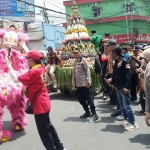 Petugas dari Polsek Krian dalam Kirab Budaya Sedekah Bumi.