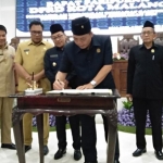 Ketua DPRD Kota Malang I Made Riandiana Kartika menandatangani pengesahan APBD tahun 2020 disaksikan Wali Kota Sutiaji beserta pimpinan DPRD, Wawali, dan Sekkota, Senin (04/11). foto: IWAN IRAWAN/ BANGSAONLINE