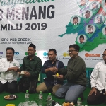 Ketua PKB Gresik Moh. Qosim, Ketua DPRD Gresik Fandi Akhmad Yani, dan jajaran pengurus saat tasyakuran. (foto: SYUHUD/ BANGSAONLINE)