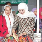 Ketua Umum PP Muslimat Khofifah Indar Parawansa meninjau stan pameran dalam pembukaan expo di arena kongres XVII Muslimat NU di Asrama Haji, Pondok Gede, Jakarta Timur.