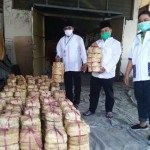 Dr. Hudiyono, M.Si., (kiri) menenteng paket daging kurban untuk diserahkan secara simbolis kepada masyarakat di Islamic Center Surabaya, Jumat (31/7/2020). foto: Nanang Fachrurrozi/ BANGSAONLINE