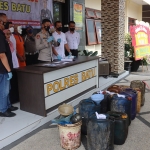 Polres Kota Batu menunjukkan barang bukti penimbunan BBM di Malang. 