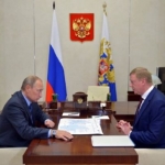 Ajudan Putin, Anatoly Chubais (kanan) saat bersama Putin. Ia merupakan pejabat senior Kremlin pertama yang mengundurkan diri sejak Rusia menginvasi Ukraina. Foto: REUTERS/ Sindonews.com