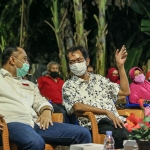 Eri Cahyadi bersama Ketua DPC PDI Perjuangan Surabaya Adi Sutarwijono saat bertemu para pegiat UMKM dan warga di Wisma Penjaringan Sari (WPS) Surabaya, Kamis (17/9/2020) malam. (foto: ist).