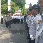 Kapolres Kediri Kota AKBP Anthon Haryadi saat memeriksa pasukan dalam apel gelar pasukan operasi patuh semeru 2018. foto: ARIF K/ BANGSAONLINE