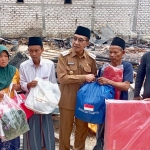 Bupati Pamekasan, KH. Kholilurrahman, mengunjungi lokasi kebakaran di Kecamatan Proppo, Minggu (19/5/2025) kemarin. 