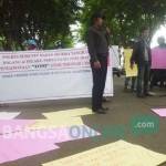 Relawan Peduli Toni saat mendesak Polres Sumenep tangkap pelaku penganiayaan. foto: rahmatullah/ BANGSAONLINE