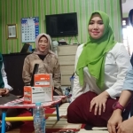 Dr. Lia Istifhama (dua dari kanan) bersama para relawan. foto: istimewa